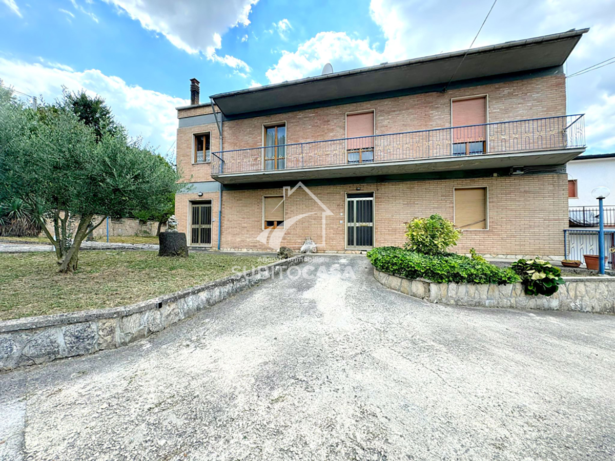 CAMPOBASSO-Casa semi-indipendente con giardino e box