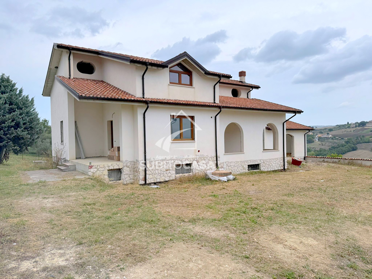 CAMPOBASSO-Villa con piscina coperta